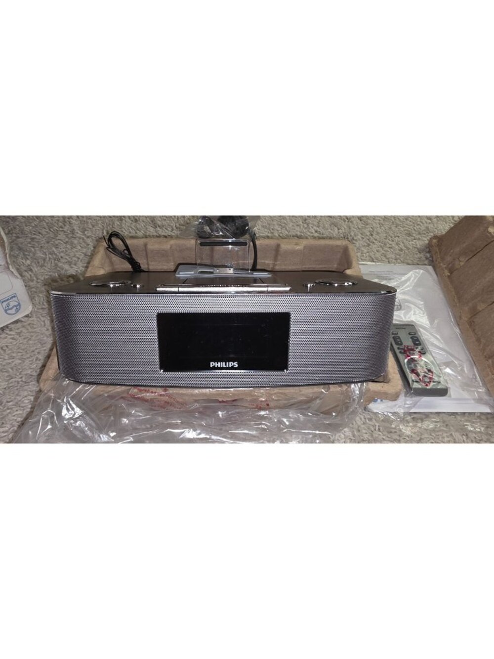 Philips DC390/37 ~ Docking Station for iPod iPad iPhone FM Radio Alarm Clock